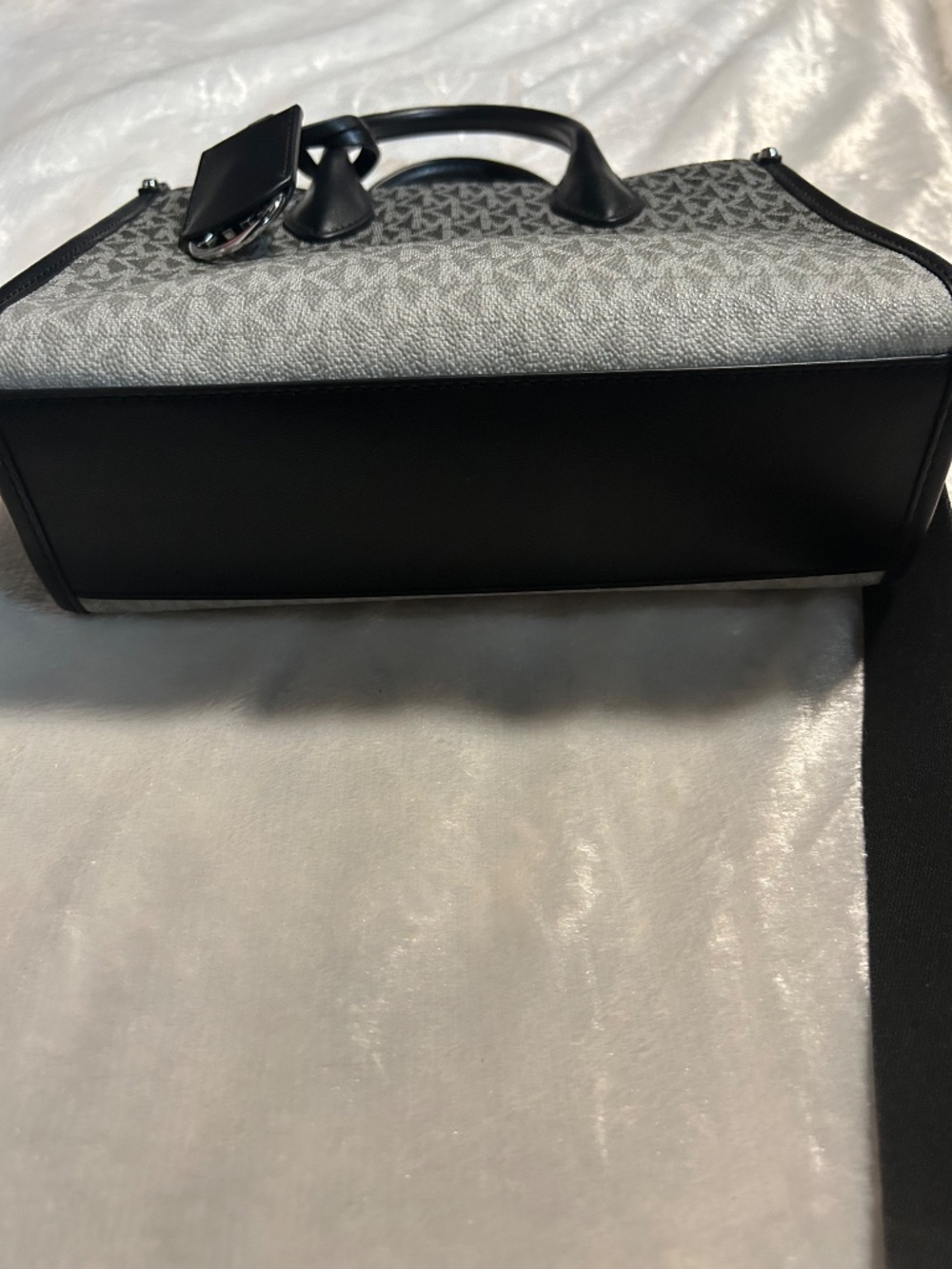 Michael Kors purse - Picture 3 of 6